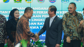 Gubernur Jawa Tengah Ahmad Luthfi bersama Menteri Lingkungan Hidup Hanif Faisol Nurofiq menandatangani nota kesepahaman pengelolaan sampah Jateng di Jakarta, Senin (13/4/2026). (Dok. Humas Jateng)