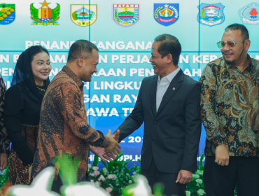 Gubernur Jawa Tengah Ahmad Luthfi bersama Menteri Lingkungan Hidup Hanif Faisol Nurofiq menandatangani nota kesepahaman pengelolaan sampah Jateng di Jakarta, Senin (13/4/2026). (Dok. Humas Jateng)