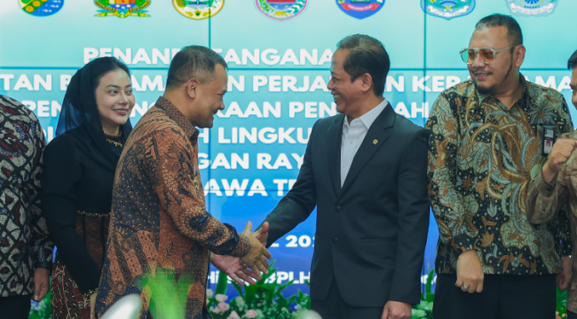 Gubernur Jawa Tengah Ahmad Luthfi bersama Menteri Lingkungan Hidup Hanif Faisol Nurofiq menandatangani nota kesepahaman pengelolaan sampah Jateng di Jakarta, Senin (13/4/2026). (Dok. Humas Jateng)