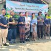 Penyerahan bibit kopi kepada petani di kawasan Borobudur, Magelang, Senin (6/4/2026), sebagai bagian dari pengembangan agroforestry untuk mendukung konservasi lingkungan dan pemanfaatan lahan berkelanjutan. (istimewa)