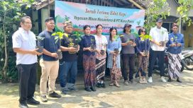 Penyerahan bibit kopi kepada petani di kawasan Borobudur, Magelang, Senin (6/4/2026), sebagai bagian dari pengembangan agroforestry untuk mendukung konservasi lingkungan dan pemanfaatan lahan berkelanjutan. (istimewa)