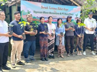 Penyerahan bibit kopi kepada petani di kawasan Borobudur, Magelang, Senin (6/4/2026), sebagai bagian dari pengembangan agroforestry untuk mendukung konservasi lingkungan dan pemanfaatan lahan berkelanjutan. (istimewa)