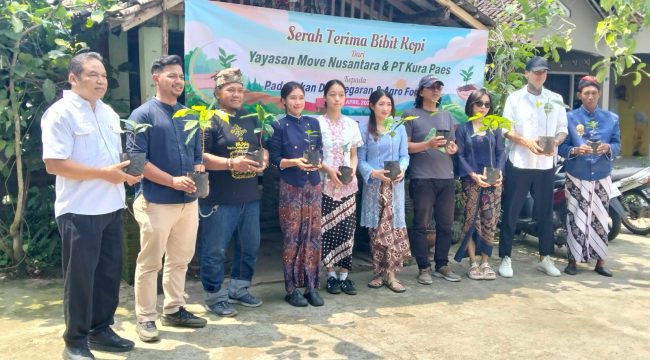 Penyerahan bibit kopi kepada petani di kawasan Borobudur, Magelang, Senin (6/4/2026), sebagai bagian dari pengembangan agroforestry untuk mendukung konservasi lingkungan dan pemanfaatan lahan berkelanjutan. (istimewa)