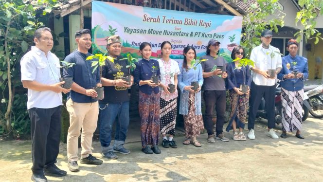 
					Penyerahan bibit kopi kepada petani di kawasan Borobudur, Magelang, Senin (6/4/2026), sebagai bagian dari pengembangan agroforestry untuk mendukung konservasi lingkungan dan pemanfaatan lahan berkelanjutan. (istimewa)