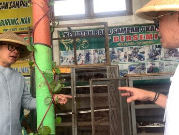 Wamendagri didampingi walikota meninjau pengelolaan sampah organik jadi maggot di RW 4 Kampung Jambon Gesikan, Kamis (16/04/2026). (Rossa Nur Aisyah/ Lingkunganku) 