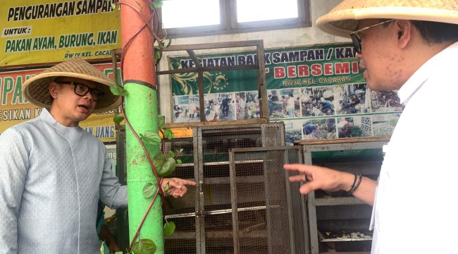 Wamendagri didampingi walikota meninjau pengelolaan sampah organik jadi maggot di RW 4 Kampung Jambon Gesikan, Kamis (16/04/2026). (Rossa Nur Aisyah/ Lingkunganku) 