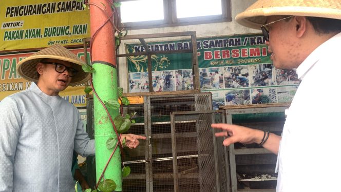 
					Wamendagri didampingi walikota meninjau pengelolaan sampah organik jadi maggot di RW 4 Kampung Jambon Gesikan, Kamis (16/04/2026). (Rossa Nur Aisyah/ Lingkunganku) 