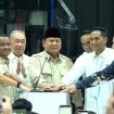 Prabowo Subianto didampingi Menteri Sekretaris Negara, Menteri Energi dan Sumber Daya Mineral, Komisaris Utama PT VKTR Tbk, serta Gubernur Jawa Tengah menekan sirine sebagai simbol peresmian pabrik kendaraan listrik di Magelang, Kamis (9/4/2026).