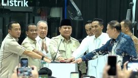 Prabowo Subianto didampingi Menteri Sekretaris Negara, Menteri Energi dan Sumber Daya Mineral, Komisaris Utama PT VKTR Tbk, serta Gubernur Jawa Tengah menekan sirine sebagai simbol peresmian pabrik kendaraan listrik di Magelang, Kamis (9/4/2026).
