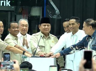 Prabowo Subianto didampingi Menteri Sekretaris Negara, Menteri Energi dan Sumber Daya Mineral, Komisaris Utama PT VKTR Tbk, serta Gubernur Jawa Tengah menekan sirine sebagai simbol peresmian pabrik kendaraan listrik di Magelang, Kamis (9/4/2026).