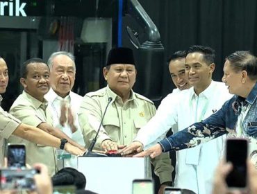Prabowo Subianto didampingi Menteri Sekretaris Negara, Menteri Energi dan Sumber Daya Mineral, Komisaris Utama PT VKTR Tbk, serta Gubernur Jawa Tengah menekan sirine sebagai simbol peresmian pabrik kendaraan listrik di Magelang, Kamis (9/4/2026).