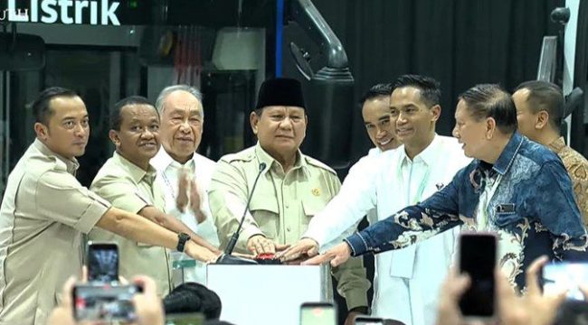 Prabowo Subianto didampingi Menteri Sekretaris Negara, Menteri Energi dan Sumber Daya Mineral, Komisaris Utama PT VKTR Tbk, serta Gubernur Jawa Tengah menekan sirine sebagai simbol peresmian pabrik kendaraan listrik di Magelang, Kamis (9/4/2026).
