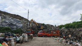 Aktivitas pengelolaan sampah di TPSA Banyuurip, Kabupaten Magelang (26/3/2026).
(Tevita Bravelo/LingkunganKu)
