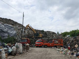 Aktivitas pengelolaan sampah di TPSA Banyuurip, Kabupaten Magelang (26/3/2026).
(Tevita Bravelo/LingkunganKu)
