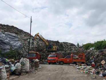 Aktivitas pengelolaan sampah di TPSA Banyuurip, Kabupaten Magelang (26/3/2026).
(Tevita Bravelo/LingkunganKu)
