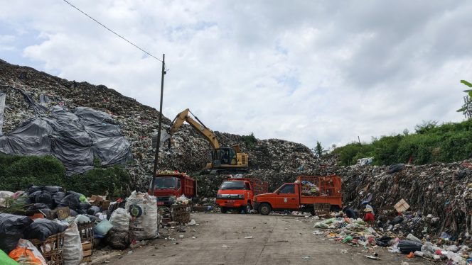 
					Aktivitas pengelolaan sampah di TPSA Banyuurip, Kabupaten Magelang (26/3/2026).
(Tevita Bravelo/LingkunganKu)
