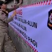 Petugas Satpol PP melakukan pemasangan spanduk peringatan di sekitar Alun-Alun Temanggung sebagai langkah penertiban PKL, guna mendukung terciptanya ruang publik yang lebih tertib, bersih, dan ramah lingkungan bagi masyarakat. (Istimewa)