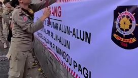Petugas Satpol PP melakukan pemasangan spanduk peringatan di sekitar Alun-Alun Temanggung sebagai langkah penertiban PKL, guna mendukung terciptanya ruang publik yang lebih tertib, bersih, dan ramah lingkungan bagi masyarakat. (Istimewa)