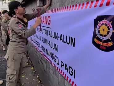 Petugas Satpol PP melakukan pemasangan spanduk peringatan di sekitar Alun-Alun Temanggung sebagai langkah penertiban PKL, guna mendukung terciptanya ruang publik yang lebih tertib, bersih, dan ramah lingkungan bagi masyarakat. (Istimewa) 