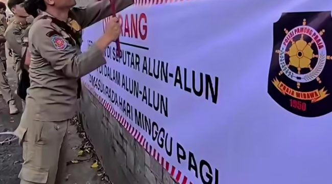 Petugas Satpol PP melakukan pemasangan spanduk peringatan di sekitar Alun-Alun Temanggung sebagai langkah penertiban PKL, guna mendukung terciptanya ruang publik yang lebih tertib, bersih, dan ramah lingkungan bagi masyarakat. (Istimewa) 
