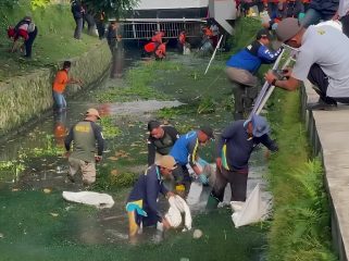 Gerakan Resik Kali Bening di Jalan Cempaka, Kota Magelang, melibatkan masyarakat dalam pembersihan sungai sebagai upaya mitigasi banjir dan menjaga kebersihan lingkungan dalam rangka Hari Kesiapsiagaan Bencana 2026, Selasa (21/4/2026).