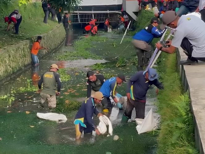 
					Gerakan Resik Kali Bening di Jalan Cempaka, Kota Magelang, melibatkan masyarakat dalam pembersihan sungai sebagai upaya mitigasi banjir dan menjaga kebersihan lingkungan dalam rangka Hari Kesiapsiagaan Bencana 2026, Selasa (21/4/2026).