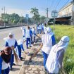 Siswa SMPN 10 Magelang membersihkan trotoar di sekitar sekolah sebagai bentuk kepedulian terhadap lingkungan. (Dok. Kegiatan)