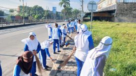 Siswa SMPN 10 Magelang membersihkan trotoar di sekitar sekolah sebagai bentuk kepedulian terhadap lingkungan. (Dok. Kegiatan)