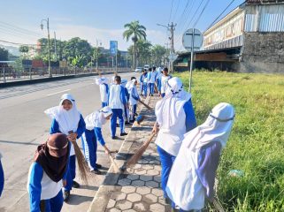 Siswa SMPN 10 Magelang membersihkan trotoar di sekitar sekolah sebagai bentuk kepedulian terhadap lingkungan. (Dok. Kegiatan)