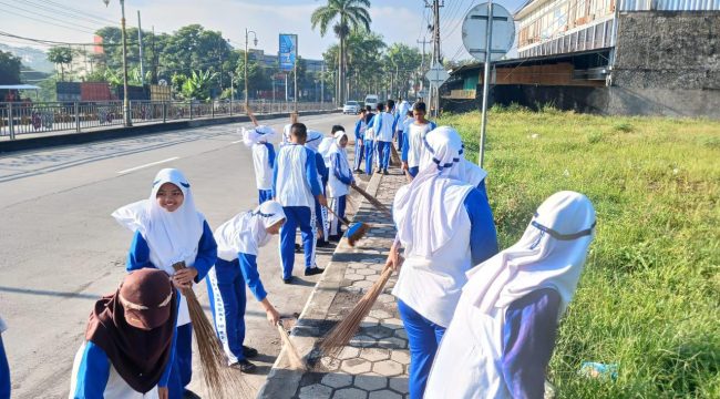 Siswa SMPN 10 Magelang membersihkan trotoar di sekitar sekolah sebagai bentuk kepedulian terhadap lingkungan. (Dok. Kegiatan)