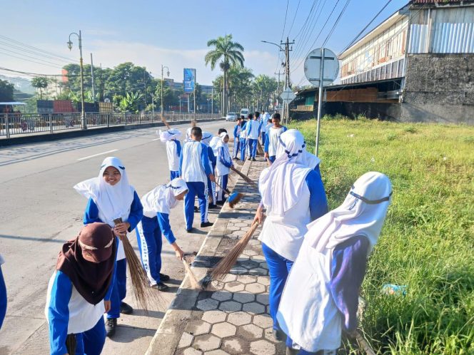 
					Siswa SMPN 10 Magelang membersihkan trotoar di sekitar sekolah sebagai bentuk kepedulian terhadap lingkungan. (Dok. Kegiatan)