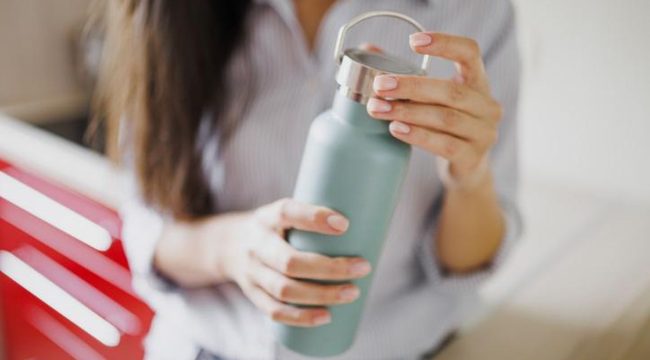 Penggunaan tumbler menjadi salah satu langkah sederhana Gen Z dalam mendukung gaya hidup ramah lingkungan. (detikhealth)