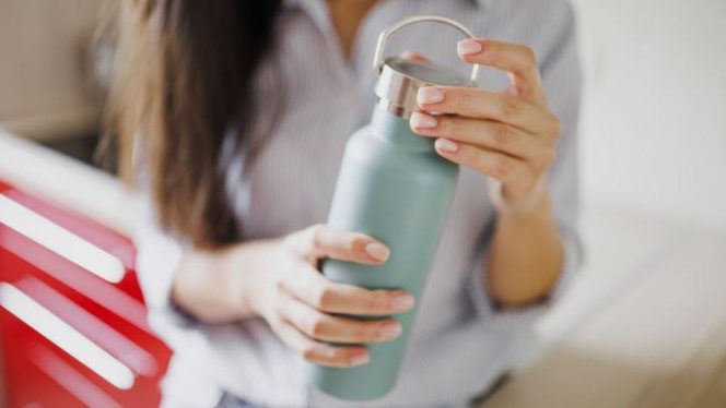 
					Penggunaan tumbler menjadi salah satu langkah sederhana Gen Z dalam mendukung gaya hidup ramah lingkungan. (detikhealth)