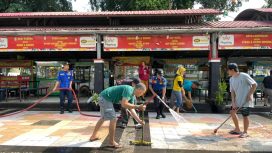 Sejumlah pedagang dan petugas melakukan aksi bersih-bersih di kawasan Shelter Kuliner Tuin Van Java Kota Magelang, Jumat (17/4/2026). (Diah Natasya Putri/ LingkunganKu)