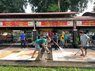 Sejumlah pedagang dan petugas melakukan aksi bersih-bersih di kawasan Shelter Kuliner Tuin Van Java Kota Magelang, Jumat (17/4/2026). (Diah Natasya Putri/ LingkunganKu)