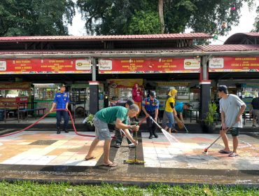 Sejumlah pedagang dan petugas melakukan aksi bersih-bersih di kawasan Shelter Kuliner Tuin Van Java Kota Magelang, Jumat (17/4/2026). (Diah Natasya Putri/ LingkunganKu)