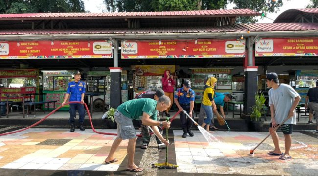 Sejumlah pedagang dan petugas melakukan aksi bersih-bersih di kawasan Shelter Kuliner Tuin Van Java Kota Magelang, Jumat (17/4/2026). (Diah Natasya Putri/ LingkunganKu)