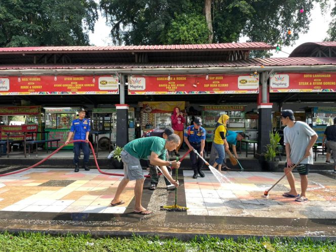 
					Sejumlah pedagang dan petugas melakukan aksi bersih-bersih di kawasan Shelter Kuliner Tuin Van Java Kota Magelang, Jumat (17/4/2026). (Diah Natasya Putri/ LingkunganKu)
