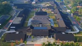 Kawasan Kampung Seni Borobudur di Magelang tampak lebih tertata dengan penerapan kabel bawah tanah dan panel surya sebagai upaya pengembangan wisata ramah lingkungan.