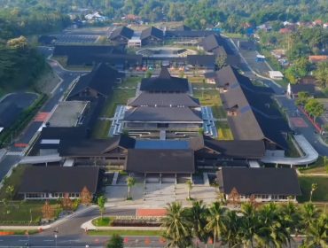 Kawasan Kampung Seni Borobudur di Magelang tampak lebih tertata dengan penerapan kabel bawah tanah dan panel surya sebagai upaya pengembangan wisata ramah lingkungan.