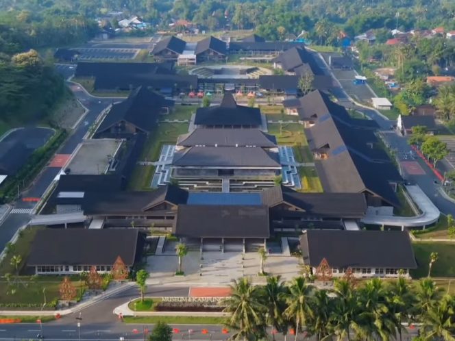 
					Kawasan Kampung Seni Borobudur di Magelang tampak lebih tertata dengan penerapan kabel bawah tanah dan panel surya sebagai upaya pengembangan wisata ramah lingkungan.
