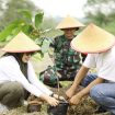 Warga bersama perwakilan In Journey Destination Management dan PT Taman Wisata Borobudur menanam bibit pohon gayam di bantaran Sungai Sileng, Borobudur. (InJourney)