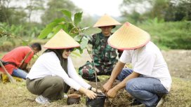 Warga bersama perwakilan In Journey Destination Management dan PT Taman Wisata Borobudur menanam bibit pohon gayam di bantaran Sungai Sileng, Borobudur. (InJourney)