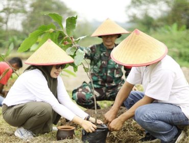 Warga bersama perwakilan In Journey Destination Management dan PT Taman Wisata Borobudur menanam bibit pohon gayam di bantaran Sungai Sileng, Borobudur. (InJourney)