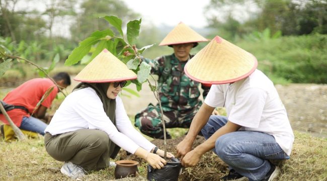 Warga bersama perwakilan In Journey Destination Management dan PT Taman Wisata Borobudur menanam bibit pohon gayam di bantaran Sungai Sileng, Borobudur. (InJourney)