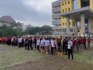 Aksi bersih lingkungan di kawasan Universitas Tidar, Jumat (1/5/2026), digelar dalam rangka peringatan Hari Buruh Internasional dengan melibatkan buruh dan jajaran Pemerintah Kota Magelang.