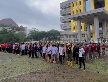 Aksi bersih lingkungan di kawasan Universitas Tidar, Jumat (1/5/2026), digelar dalam rangka peringatan Hari Buruh Internasional dengan melibatkan buruh dan jajaran Pemerintah Kota Magelang.