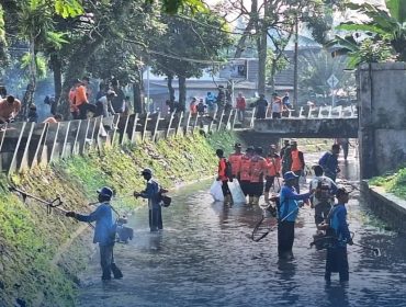 Kegiatan Merti Kali di Kali Bening Magelang sedang dilakukan oleh warga dan pemerintah melalui aksi bersih sungai serta penebaran benih ikan di bantaran kali, selasa (5/5/2026). 