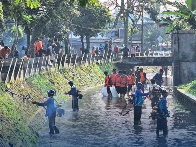 
					Kegiatan Merti Kali di Kali Bening Magelang sedang dilakukan oleh warga dan pemerintah melalui aksi bersih sungai serta penebaran benih ikan di bantaran kali, selasa (5/5/2026). 