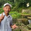 Tokoh penggerak konservasi, Kabul Asrori, menjelaskan keberhasilan penanaman pohon aren dalam mencegah kekeringan di Dusun Tirto, Desa Tirto, Magelang. (Muhammad Tegar Julianto/ Lingkunganku)